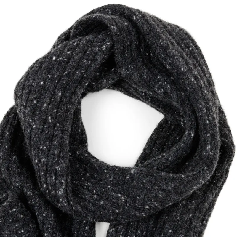 Schmaler Strickschal im klassischen Rippenmuster