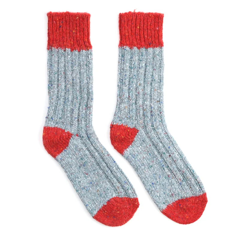 Socken, farbige Ferse und Spitze