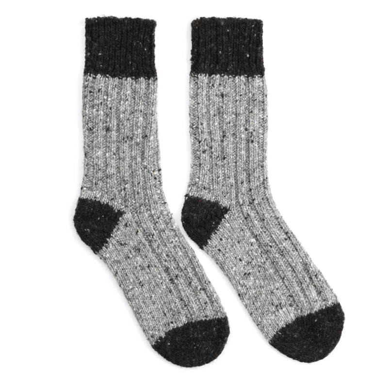 Socken, farbige Ferse und Spitze