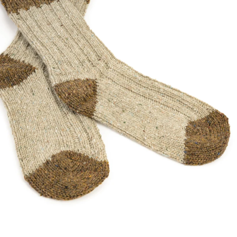 Socken, farbige Ferse und Spitze