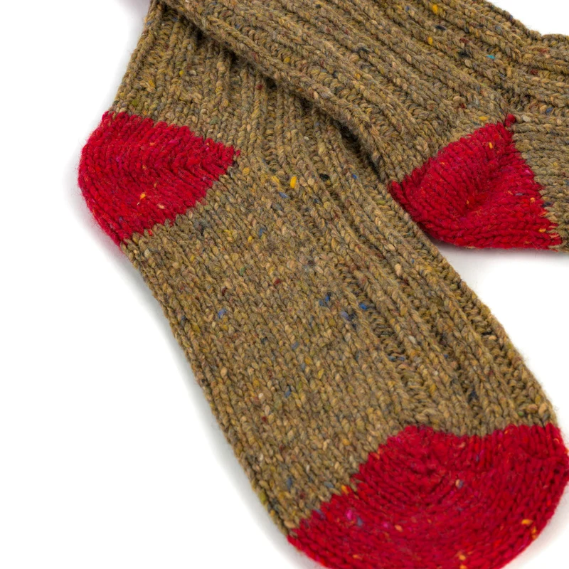 Socken, farbige Ferse und Spitze