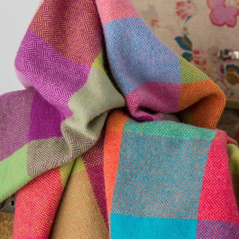 Bunte Lambswooldecke von AVOCA