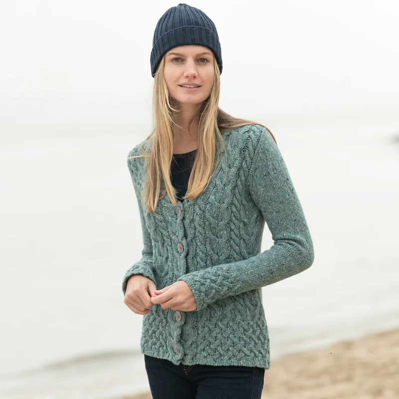 Kurzer Cardigan im Zopfmuster