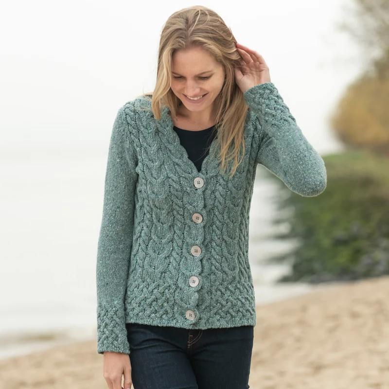 Kurzer Cardigan im Zopfmuster