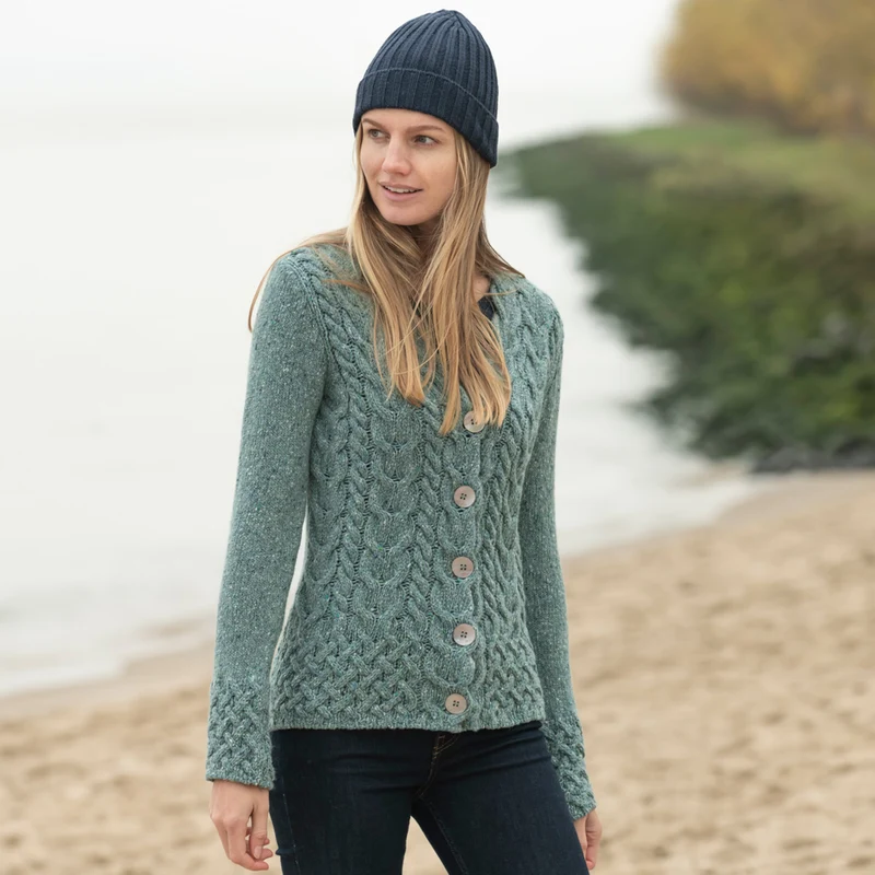 Kurzer Cardigan im Zopfmuster