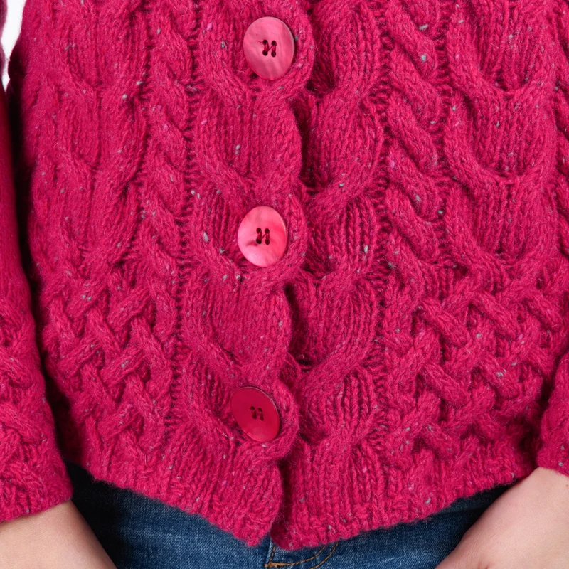 Kurzer Cardigan im Zopfmuster