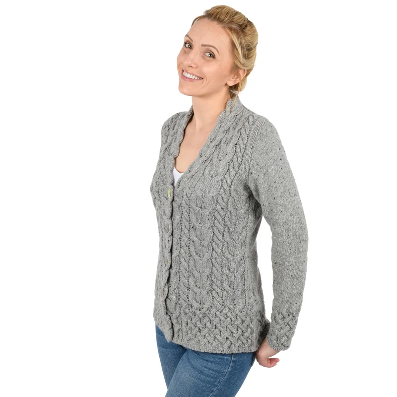 Kurzer Cardigan im Zopfmuster